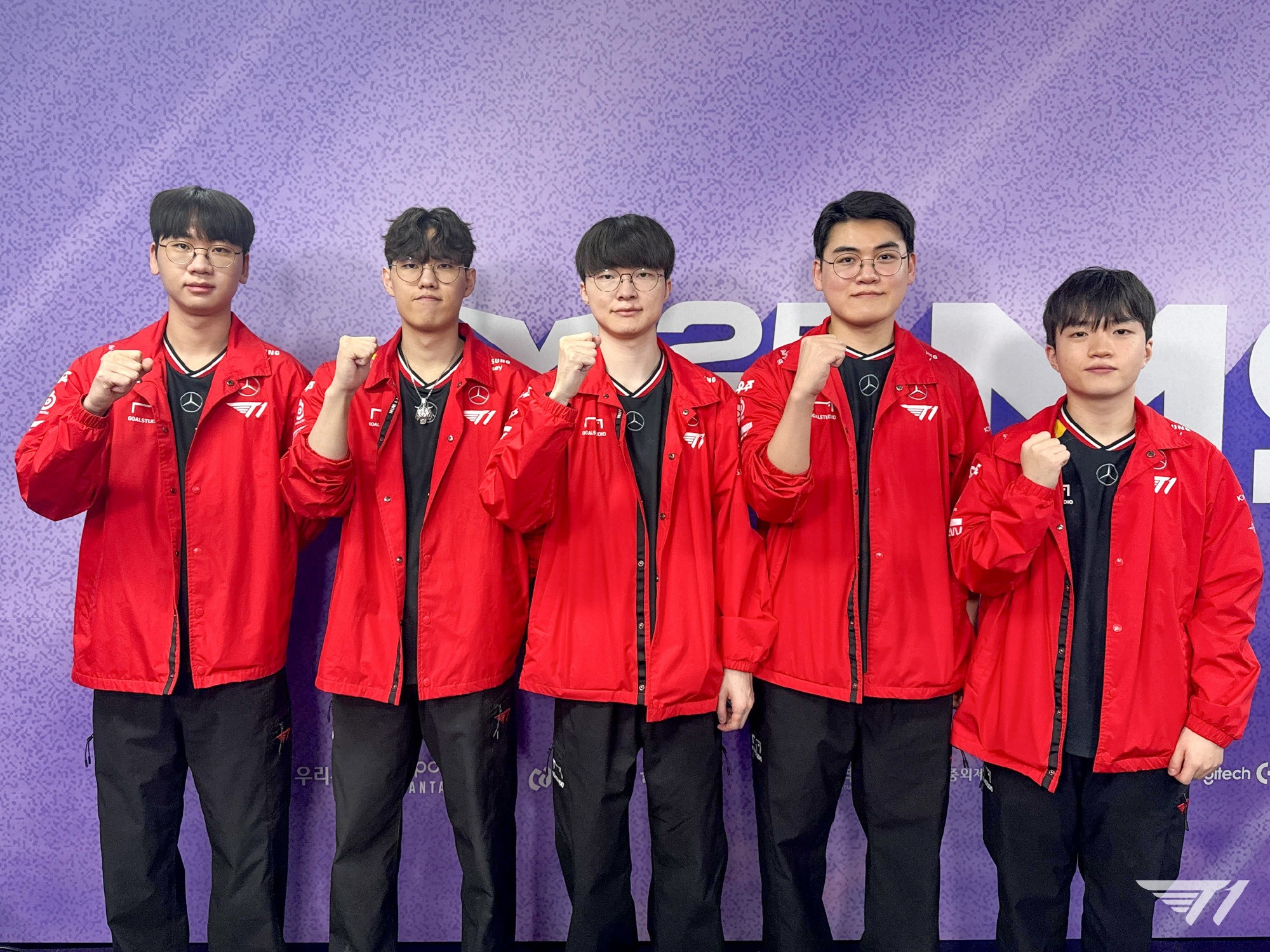 T1轻取CLG，Caps打出惊人五杀激烈交锋四强赛，点燃全场激情