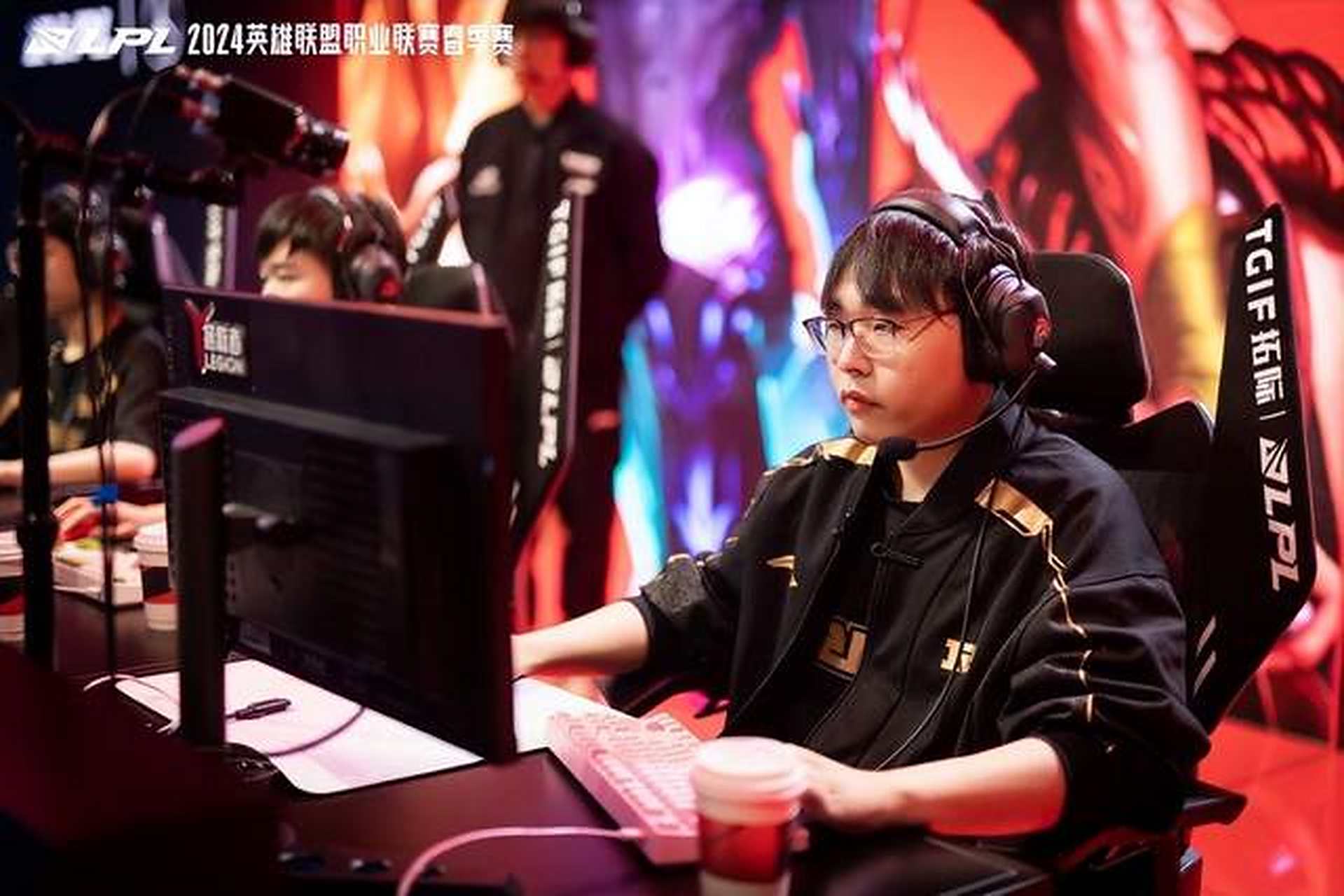 DRX碾压RNG，JackeyLove关键团战开团秒人峡谷大战全球总决赛，引爆全场热议的简单介绍