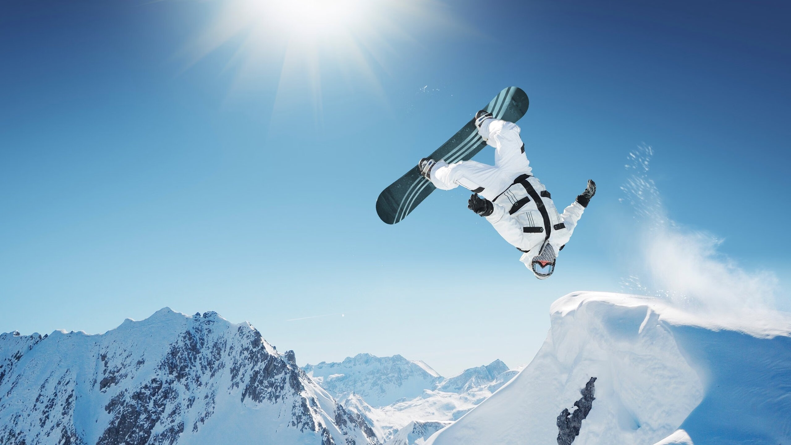 狂飙与孤影，当赛道喧嚣散尽，球场上的另一个世界冠军正默默诞生